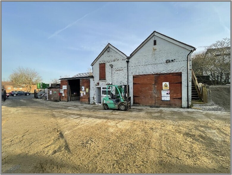 Former Builders Merchants & Car Showroom portefeuille de 2 propriétés à vendre sur LoopNet.ca - Photo du bâtiment - Image 3 de 3