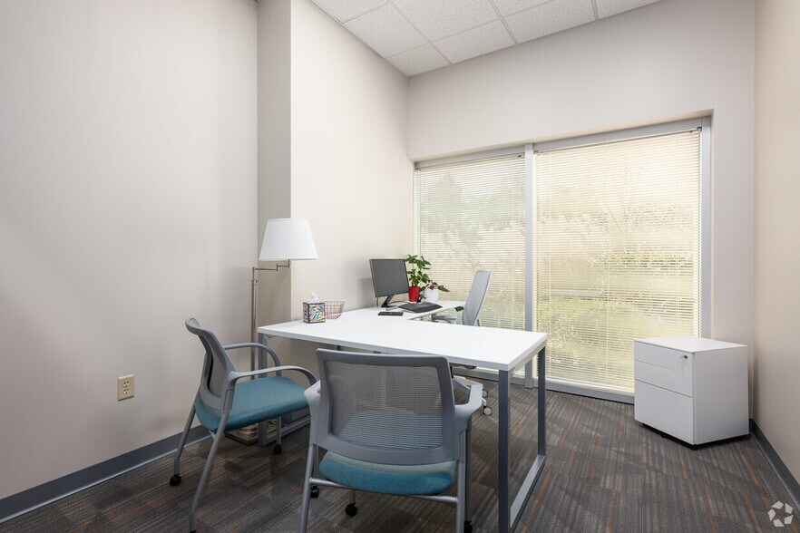 3980 Premier Dr, High Point, NC à louer - Photo du bâtiment - Image 3 de 16