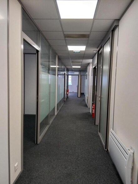 Rue Albert Einstein, Champs-sur-Marne for lease - Interior Photo - Image 3 of 24