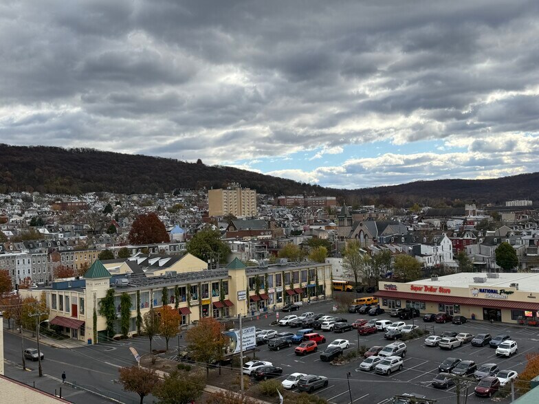 Oley St. Retail portefeuille de 3 propriétés à vendre sur LoopNet.ca - Photo du bâtiment - Image 2 de 13