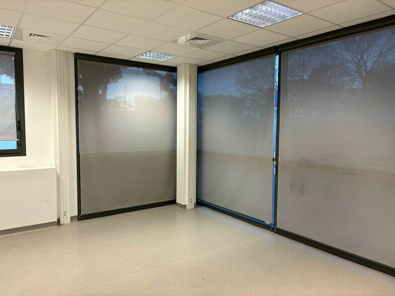 Retail in Vaulx-en-Velin for lease - Interior Photo - Image 3 of 10