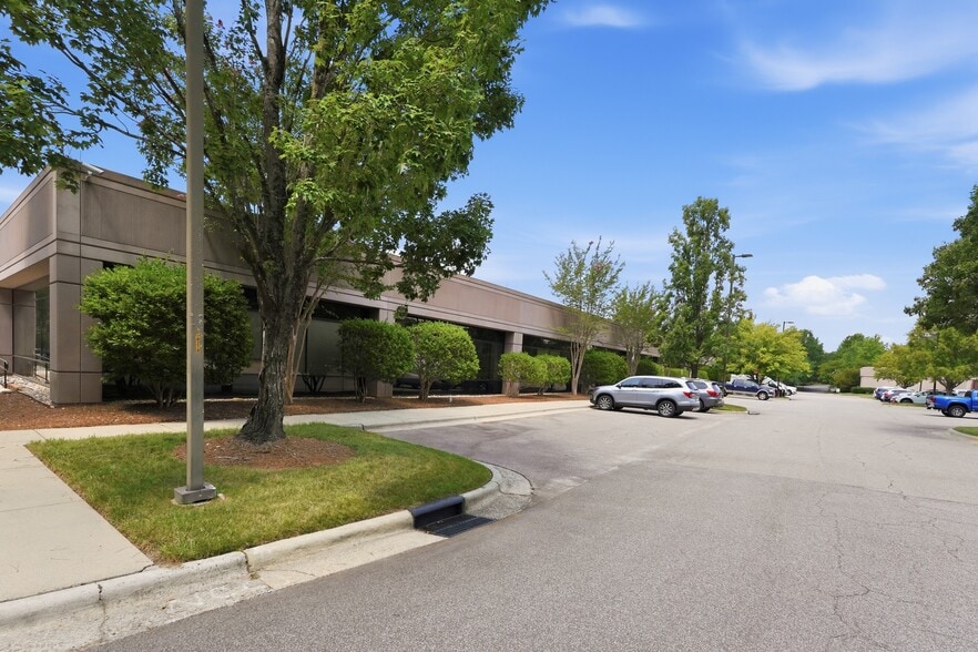 3300 Regency Pky, Cary, NC for lease - Building Photo - Image 2 of 13