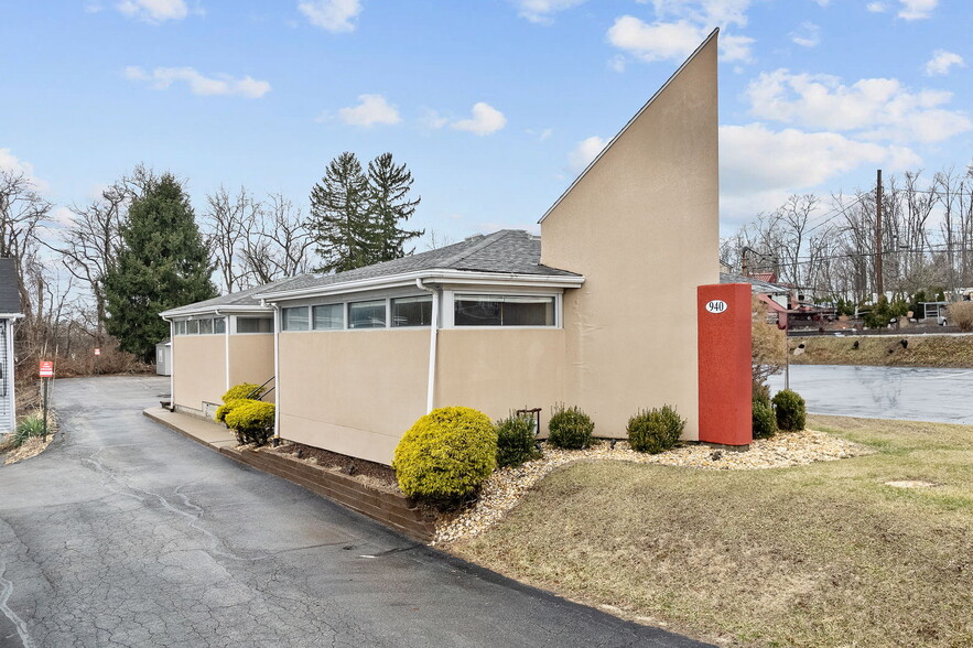 940 Beaver Grade Rd, Coraopolis, PA à vendre - Photo du bâtiment - Image 1 de 27