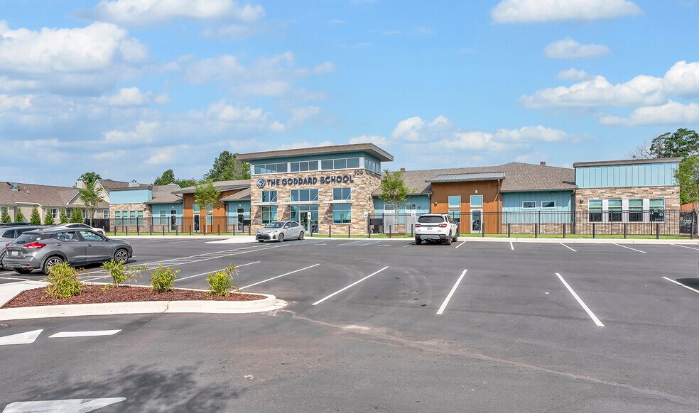 106 Stone Village Dr, Greenville, SC for sale - Building Photo - Image 2 of 8