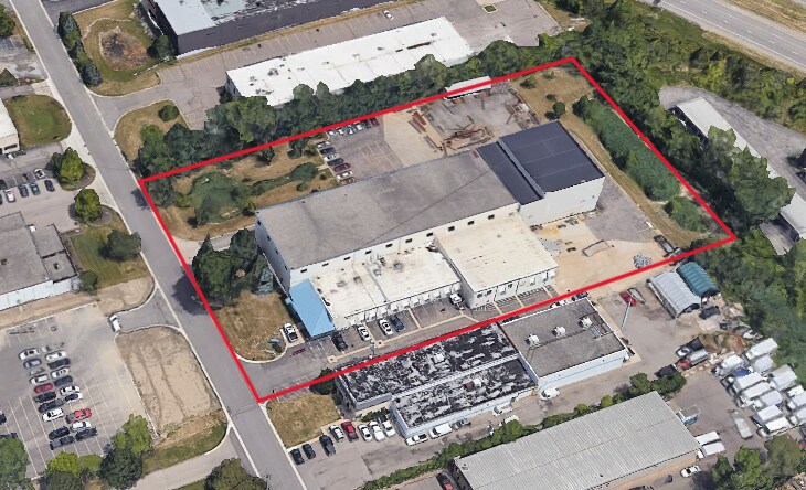 24704 Hathaway St, Farmington Hills, MI à louer - Photo du bâtiment - Image 2 de 3