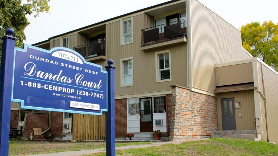 707-711 W Dundas St, Whitby, ON à vendre - Photo du bâtiment - Image 2 de 6