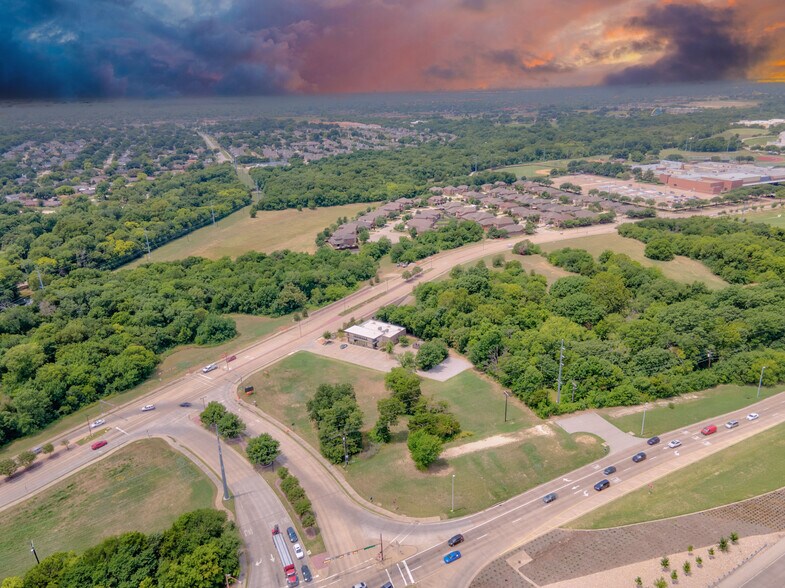 301-399 E Brand -1, Garland, TX à vendre - Photo du bâtiment - Image 2 de 5