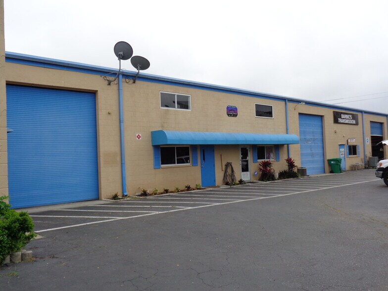 6020 Deacon Rd, Sarasota, FL à vendre - Photo du bâtiment - Image 3 de 32