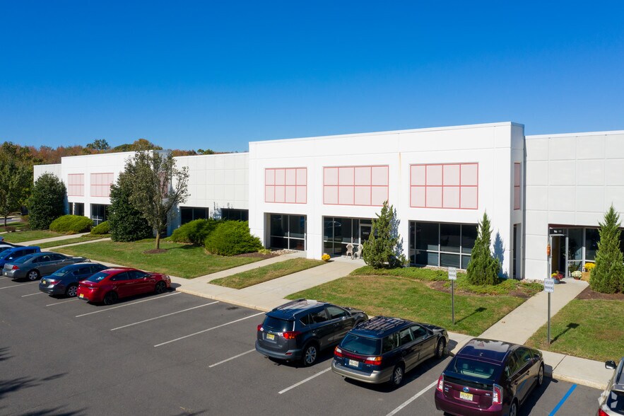 5 Terri Ln, Burlington, NJ à louer - Photo du bâtiment - Image 3 de 8
