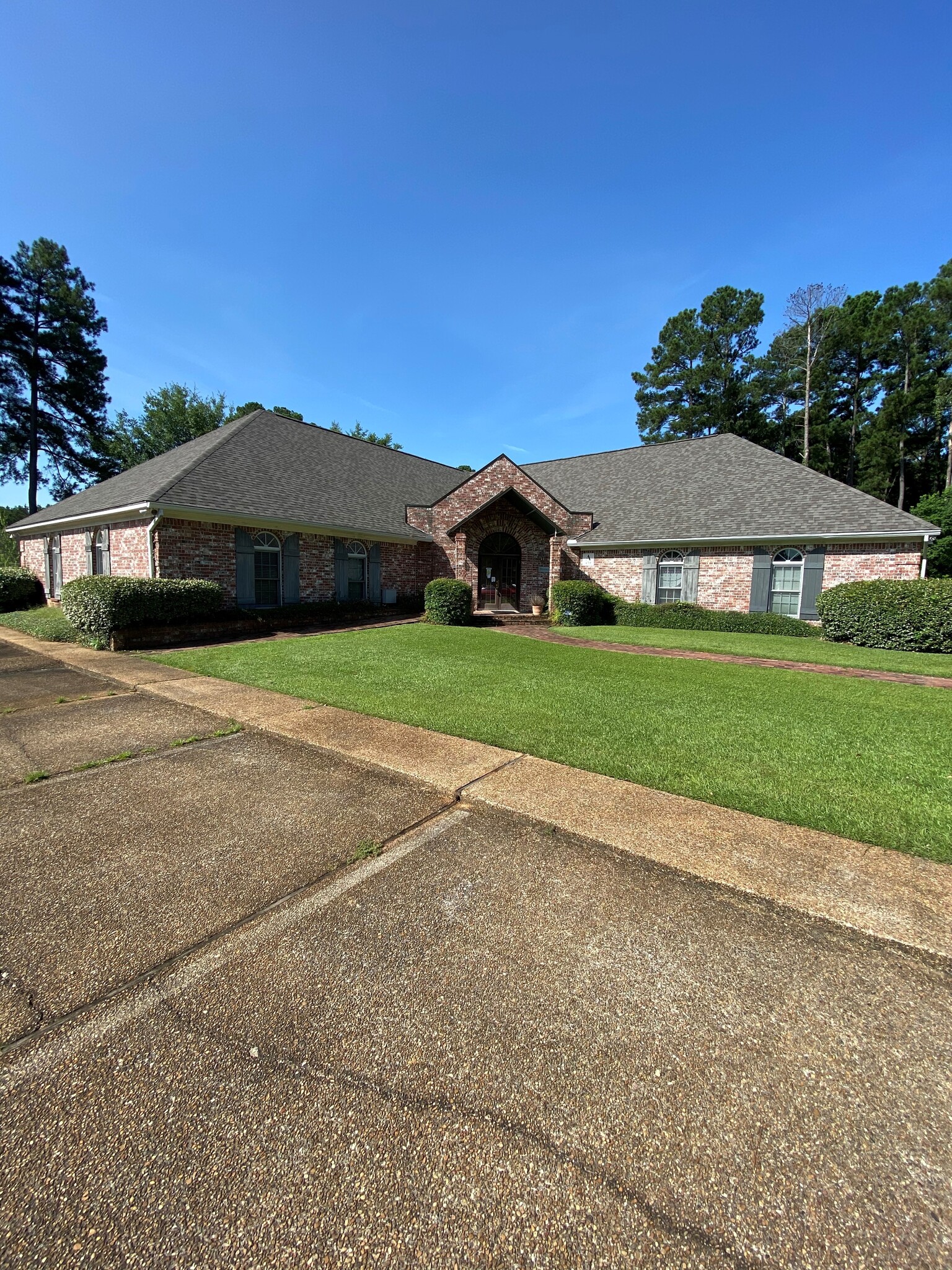 439 Katherine Dr, Flowood, MS for sale Primary Photo- Image 1 of 1