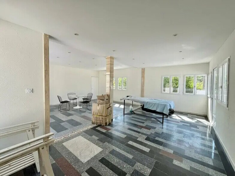 Flex in Le Muy for lease - Interior Photo - Image 3 of 6