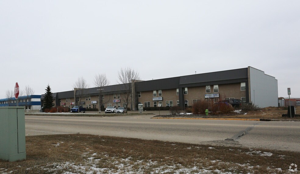 7421 Edgar Industrial Dr, Red Deer, AB à louer - Photo du bâtiment - Image 3 de 14