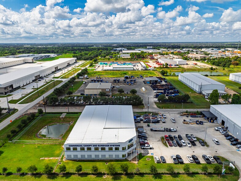 2323 S Sam Houston Pky W, Houston, TX à louer - Photo du bâtiment - Image 3 de 5