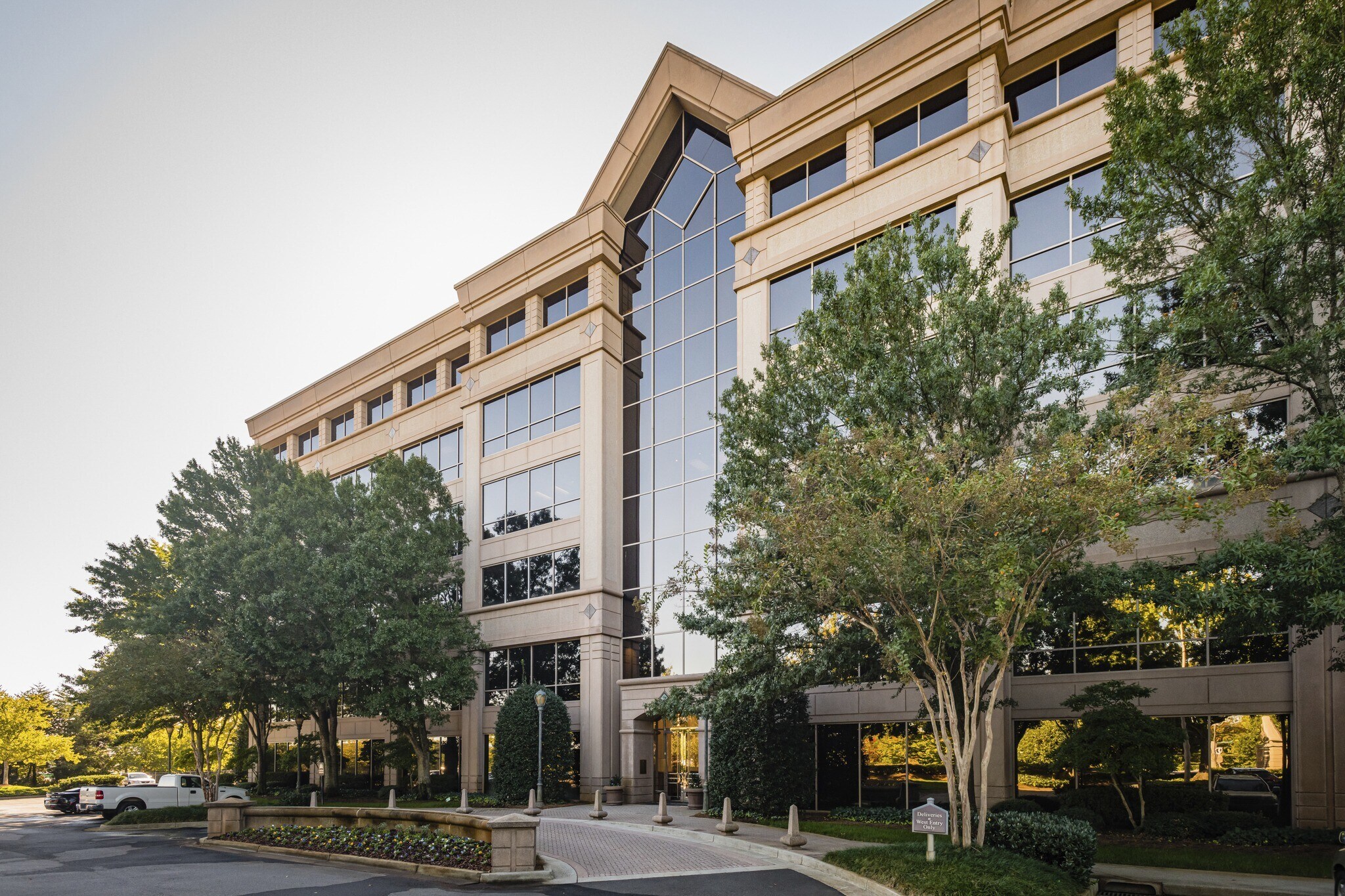 200 Mansell Ct E, Roswell, GA à louer Photo du bâtiment- Image 1 de 11