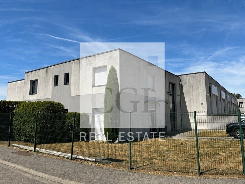 Flex dans Saint-Laurent-de-Mure à louer - Photo du bâtiment - Image 1 de 10