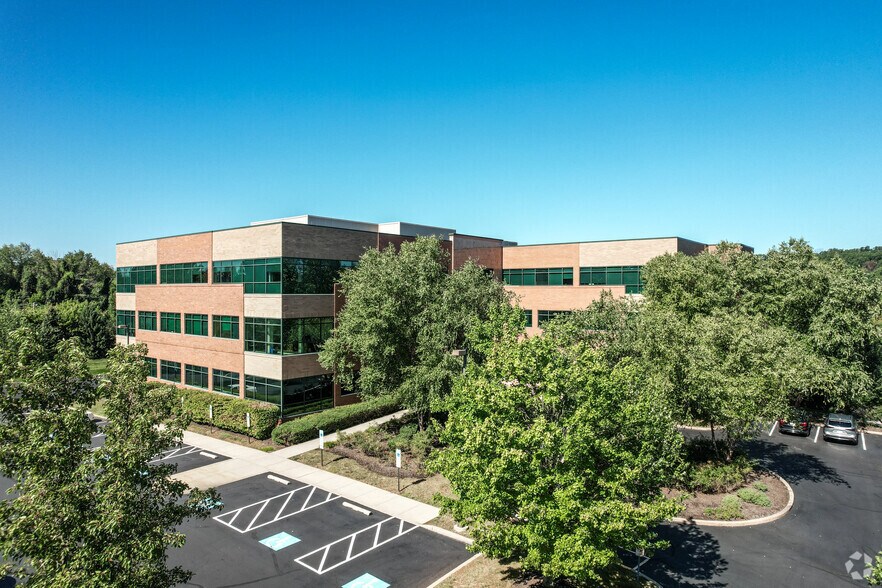 900 Northbrook Dr, Feasterville Trevose, PA à louer - Photo du bâtiment - Image 2 de 5