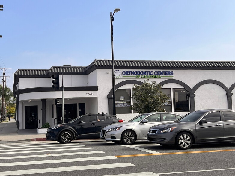 17745 Chatsworth St, Granada Hills, CA à louer - Photo du bâtiment - Image 3 de 11