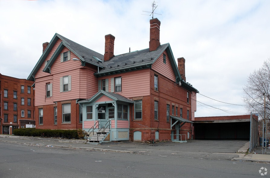 693 Dwight St, Holyoke, MA for sale - Building Photo - Image 2 of 4