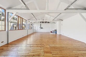 Flex in Paris for lease Interior Photo- Image 2 of 4
