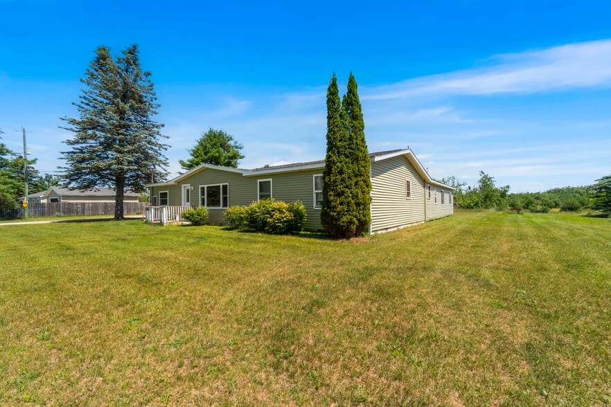 3965 Newt Dr, Gaylord, MI for sale - Building Photo - Image 1 of 24