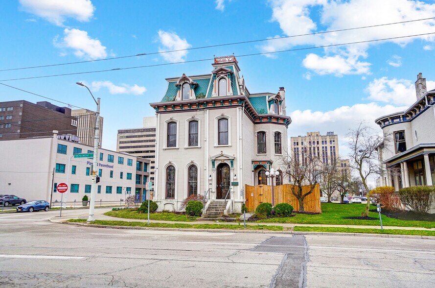 208 W Monument Ave, Dayton, OH à vendre - Photo du bâtiment - Image 1 de 47
