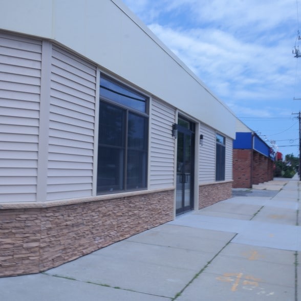 675 Broadway, Massapequa, NY à louer - Photo du bâtiment - Image 3 de 4