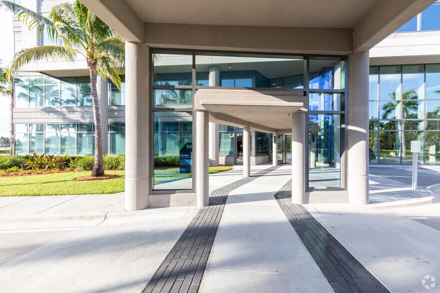 800 Waterford Way, Miami, FL à louer - Photo du bâtiment - Image 3 de 10