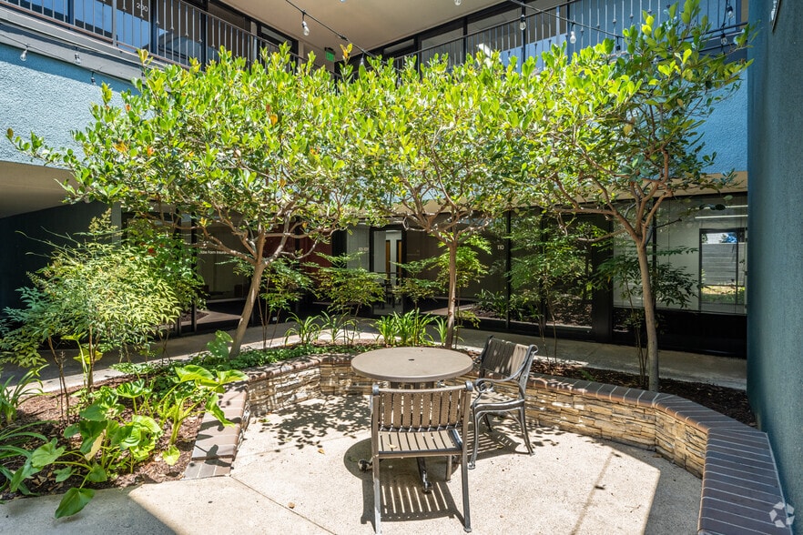23591 El Toro Rd, Lake Forest, CA à louer - Photo du bâtiment - Image 2 de 36
