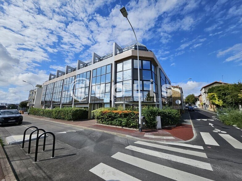 Bureau dans Gentilly à louer - Photo du bâtiment - Image 1 de 5