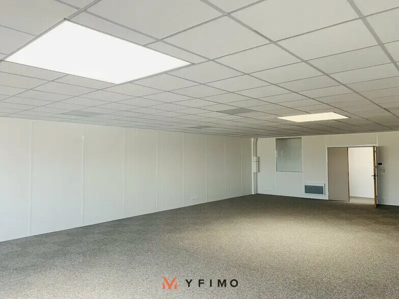 Office in Orgeval for lease - Interior Photo - Image 3 of 4