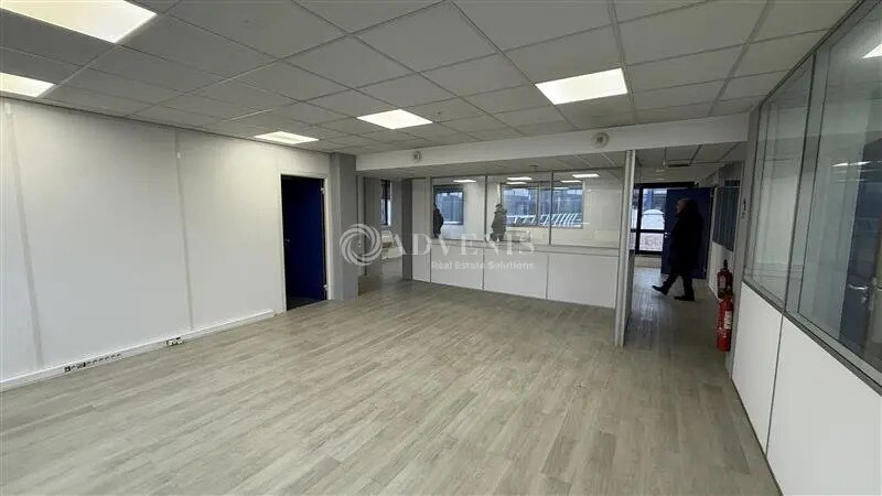 Office in Noisy-le-Grand for lease - Interior Photo - Image 1 of 4