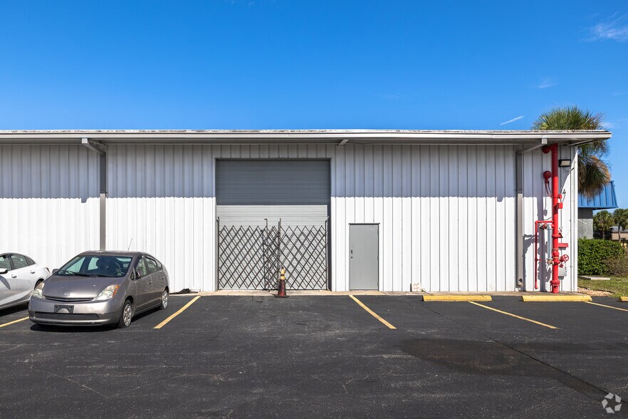 2363 Industrial Blvd, Sarasota, FL à louer - Photo du bâtiment - Image 3 de 10