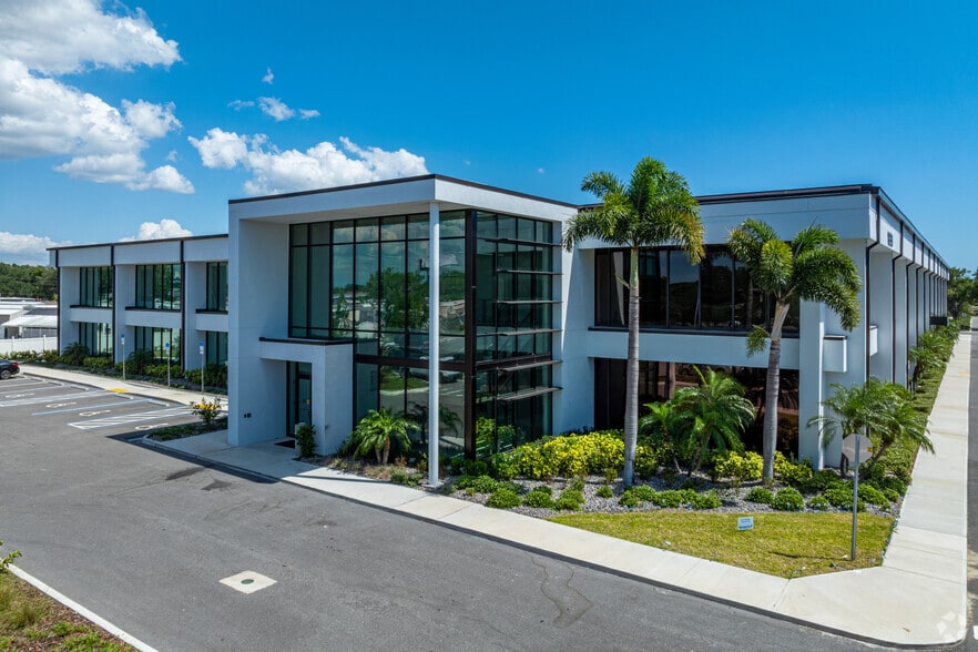 8550 Ulmerton Rd, Largo, FL for lease - Primary Photo - Image 1 of 5