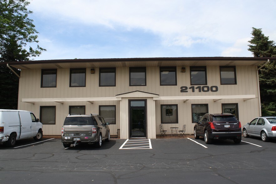 21100 W Capitol Dr, Pewaukee, WI à louer - Photo du bâtiment - Image 1 de 8