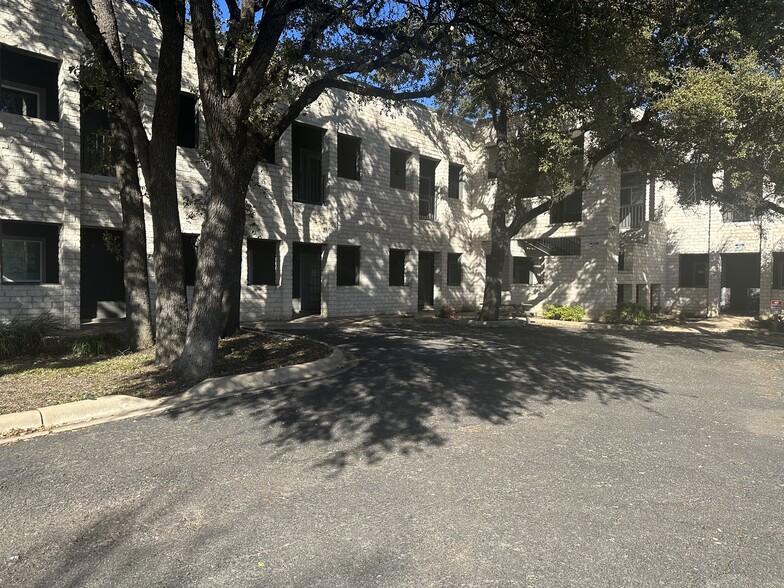 13625 Pond Springs Rd, Austin, TX for lease - Building Photo - Image 1 of 26