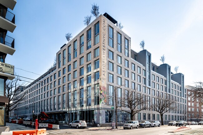 Plus de détails pour 30-77 Vernon Blvd, Astoria, NY - Commerce de détail à louer