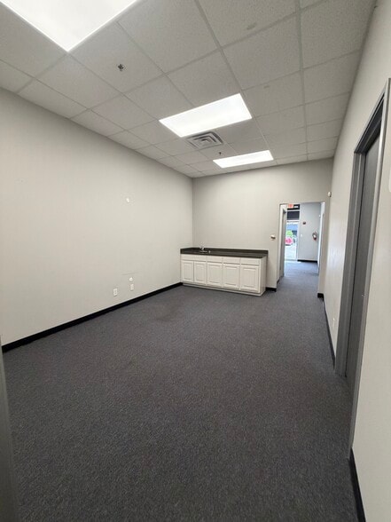 2810 W Pioneer Pky, Dwg, TX for lease - Interior Photo - Image 3 of 7