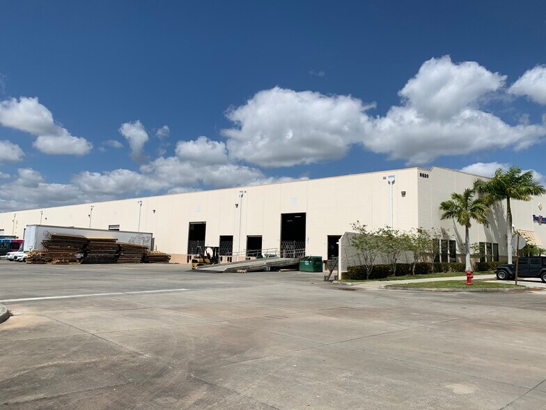8620 NW LTC Pky, Port Saint Lucie, FL à louer - Photo du bâtiment - Image 3 de 3