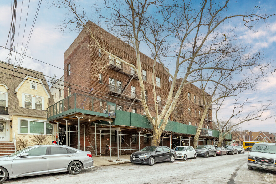 84-53 Dana Ct, Middle Village, NY à vendre - Photo principale - Image 1 de 1