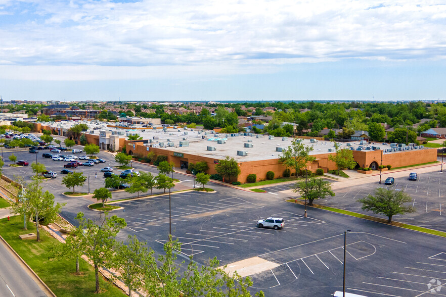 12100-12240 N May Ave, Oklahoma City, OK à louer - Photo du b timent - Image 1 de 15