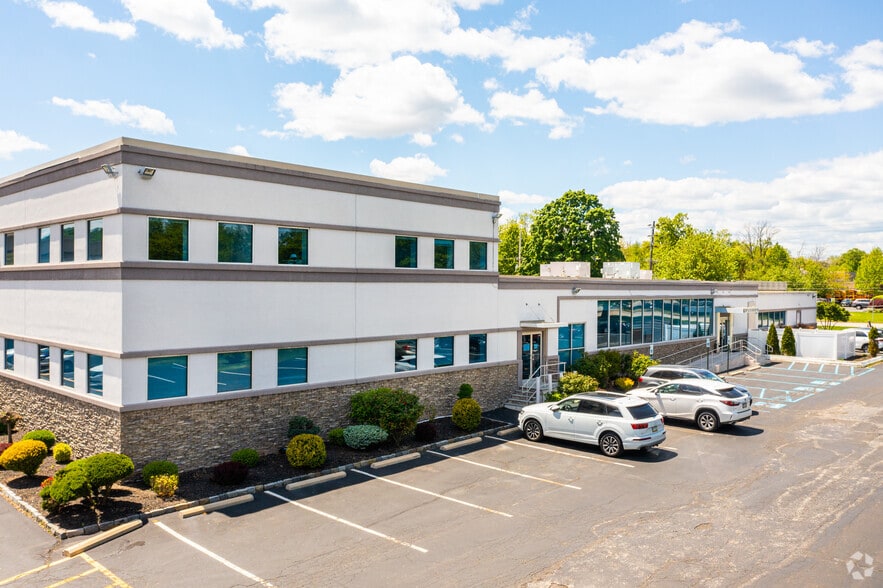 401 Commerce Dr, Fort Washington, PA for lease - Building Photo - Image 3 of 16