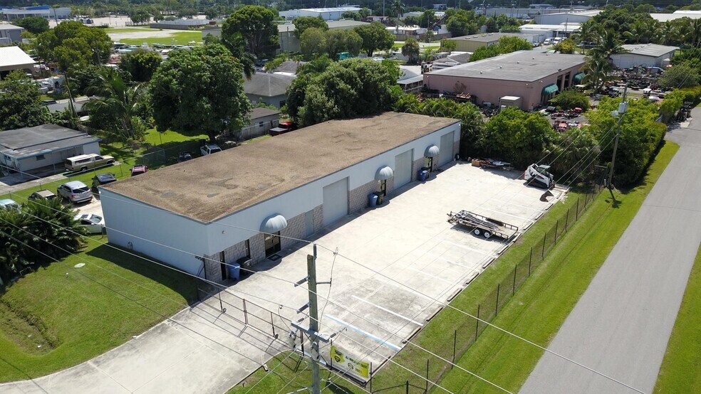 3056 Palm Ave, Fort Myers, FL à louer - Photo du bâtiment - Image 3 de 7