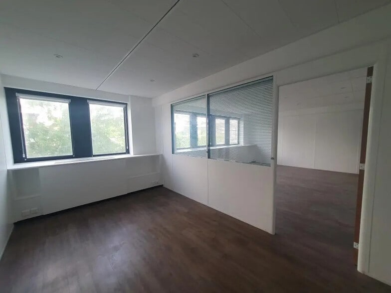 Office in Suresnes for lease - Building Photo - Image 3 of 7