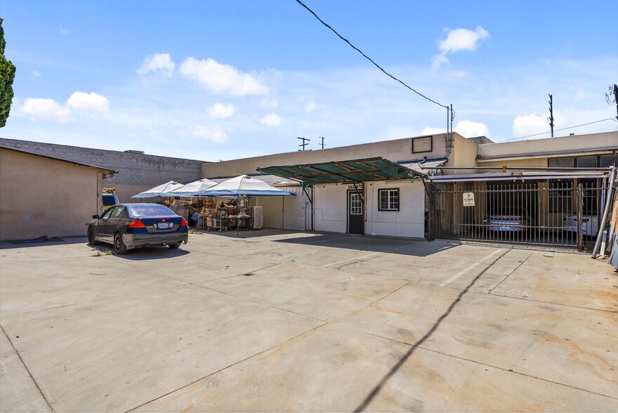 14222-14226 Aetna St, Van Nuys, CA for lease - Building Photo - Image 2 of 19