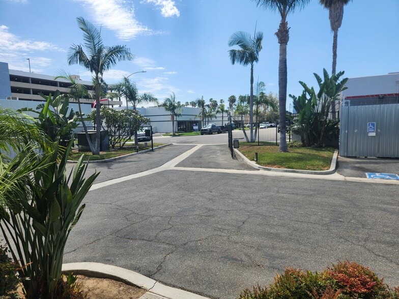 1855 S Santa Cruz St, Anaheim, CA for lease - Building Photo - Image 3 of 8