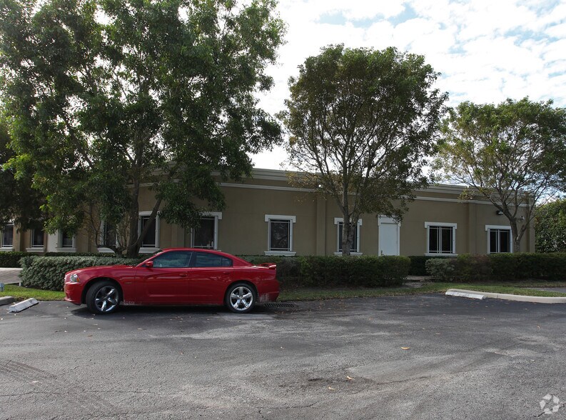 3 Harvard Cir, West Palm Beach, FL à louer - Photo du bâtiment - Image 2 de 15