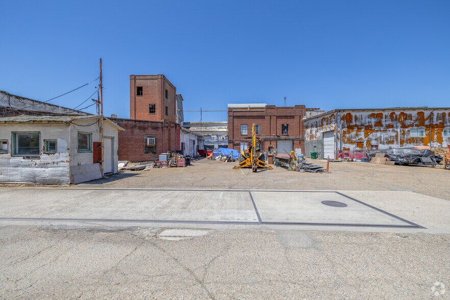 1649 E Victor Rd, Lodi, CA à louer - Photo du bâtiment - Image 3 de 10