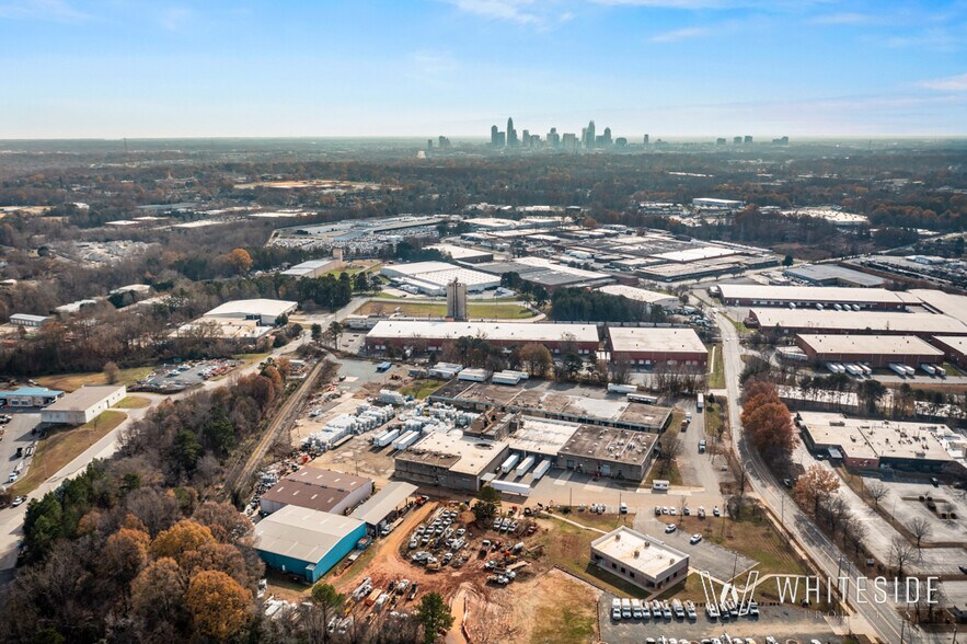 4330 Chesapeake Dr, Charlotte, NC à louer - Photo du bâtiment - Image 2 de 7