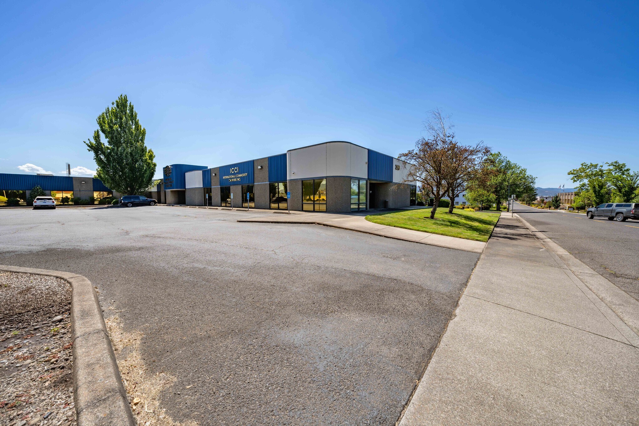 2090 Commerce Dr, Medford, OR à louer Photo principale- Image 1 de 59