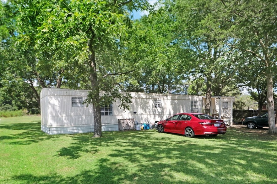 Ormond Multifamily Portfolio-7.83 Acres portfolio of 5 properties for sale on LoopNet.ca - Primary Photo - Image 3 of 6